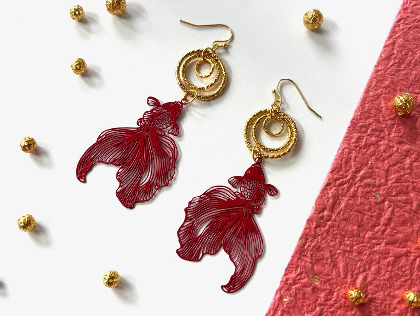 ピアス　切り絵風金魚と水の波紋リング　赤　レッド　ゴールド　イヤリング交換可能　夏　和風　涼しげ　フィッシュフック