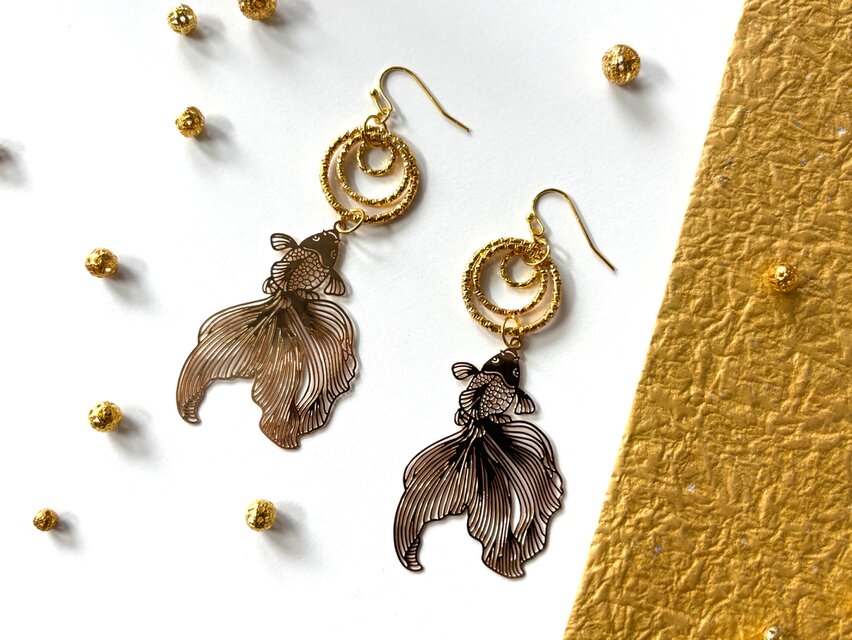 ピアス　切り絵風金魚と水の波紋リング　ゴールド　イヤリング交換可能　夏　和風　涼しげ　フィッシュフックのコピー