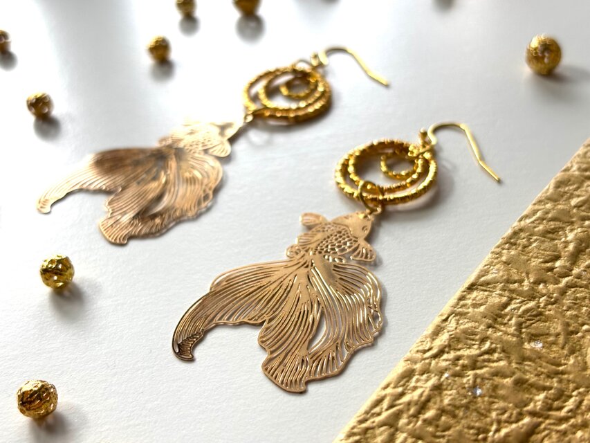 HM　フープイヤリング　ノンホールピアス　ゴールド　フィッシュ　金魚 ピアス 切り絵風金魚と水の波紋リング ゴールド イヤリング交換可能 夏
