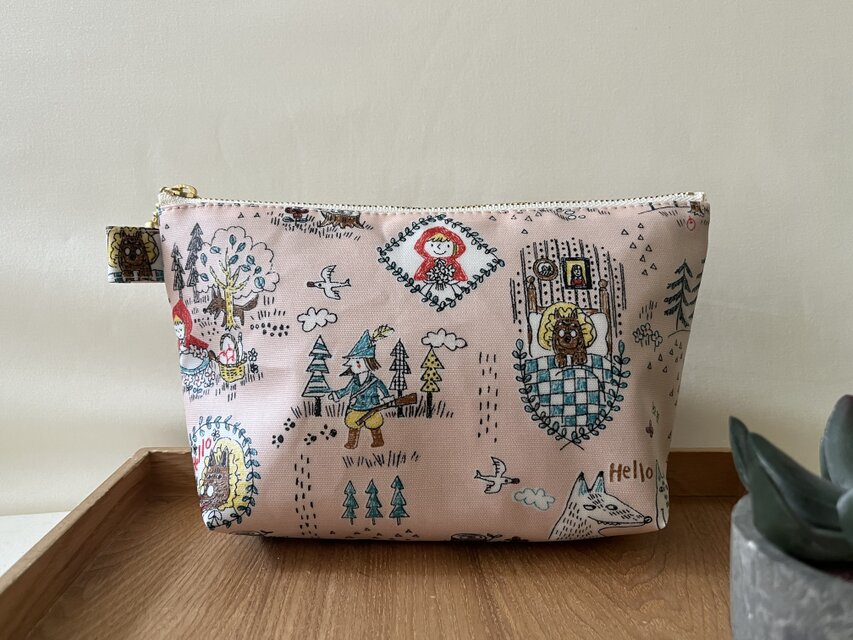 裏付き　ラミネートポーチ　赤ずきんちゃん