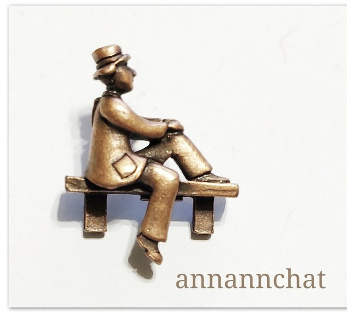 【ビンテージ　ベンチで休む人　紳士　ピンブローチ】 男性にも　ピューター素材
