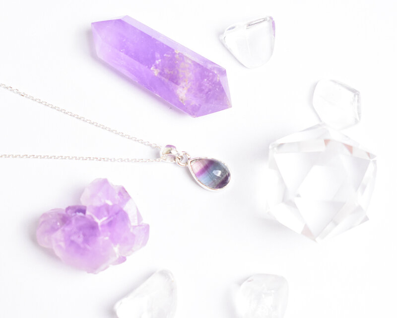 ゆらめく色彩、胸元にそっと落ちる一滴の透明感。フローライトのシルバーネックレス　シルバー925　天然石