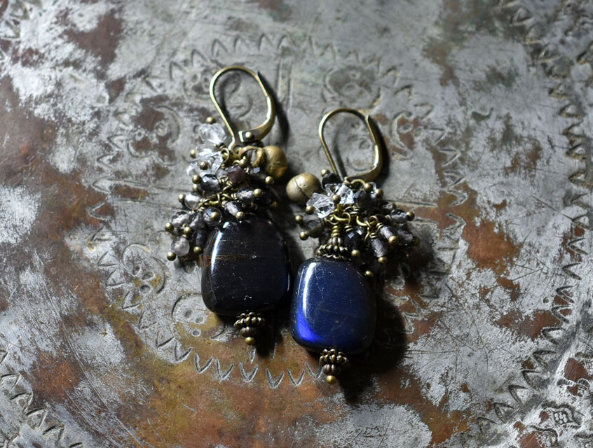 ブラックラブラドライトとたわわなスモーキークォーツ＆ハーキマーダイヤモンド、民族鈴のピアス