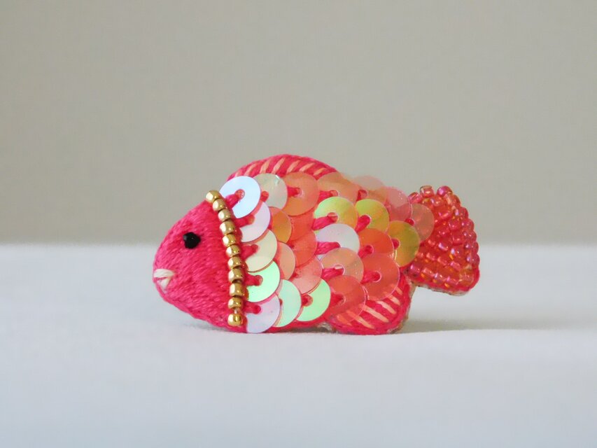 キラキラ鱗の赤いお魚　刺繍ブローチ　【受注製作】