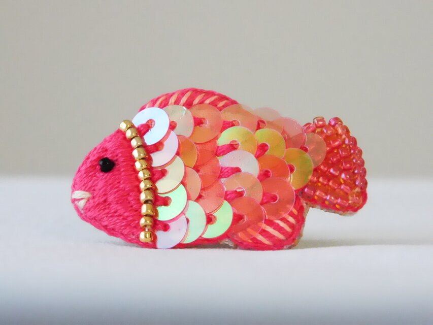 キラキラ鱗の赤いお魚 刺繍ブローチ 【受注製作】 | iichi 日々の