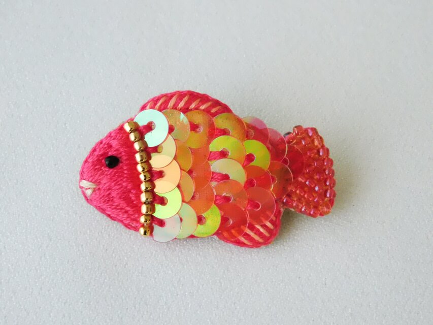 キラキラ鱗の赤いお魚 刺繍ブローチ 【受注製作】 | iichi 日々の