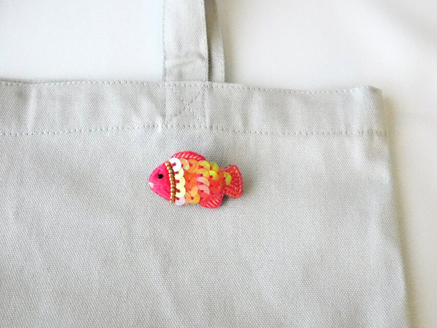 キラキラ鱗の赤いお魚 刺繍ブローチ 【受注製作】 | iichi 日々の