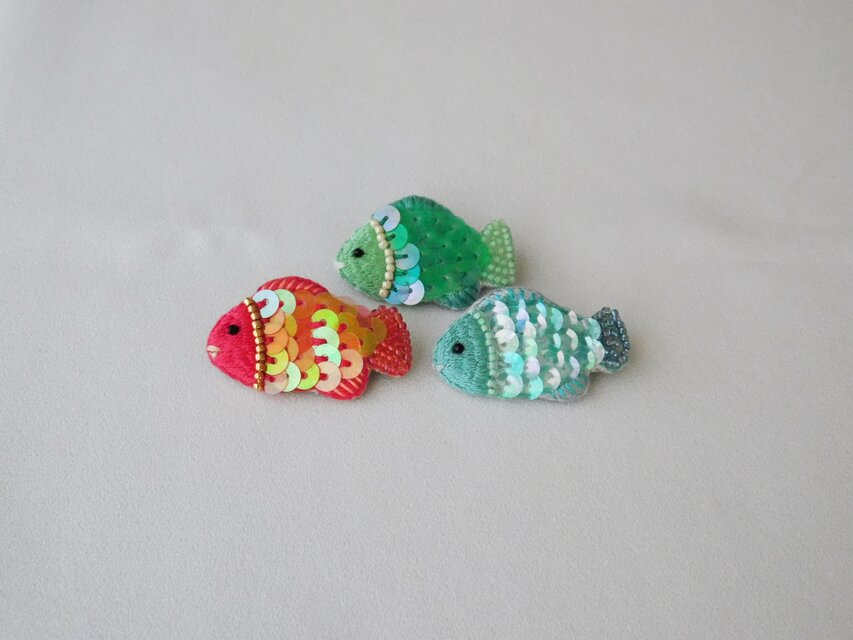 キラキラ鱗の赤いお魚 刺繍ブローチ 【受注製作】 | iichi 日々の