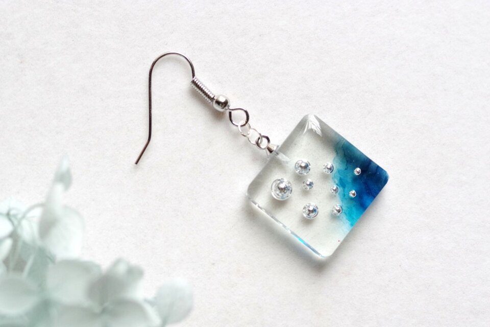 レジンアート　スクエアピアス〈人魚のなれ果て〉