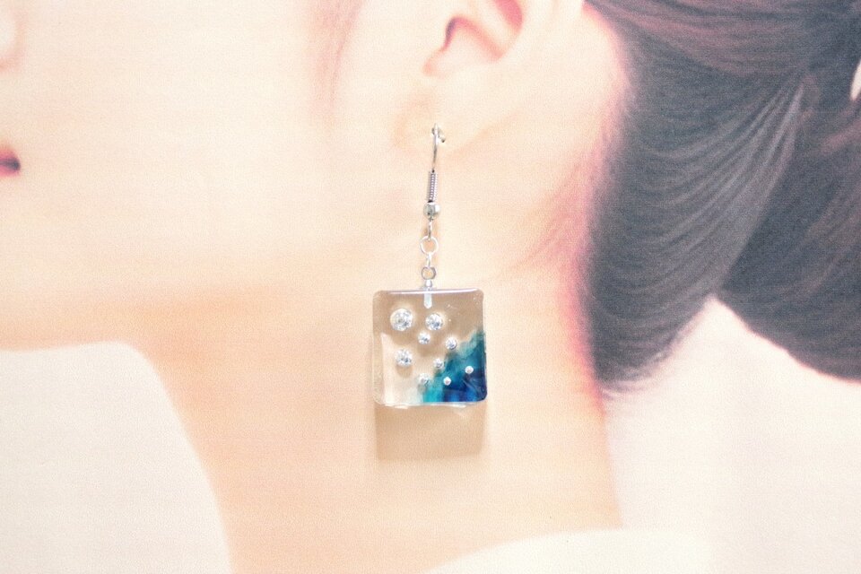 レジンアート スクエアピアス〈人魚のなれ果て〉 | iichi 日々の暮らし