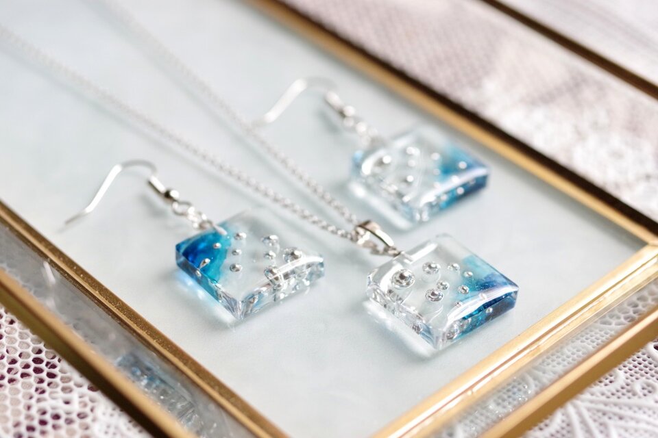 レジンアート スクエアピアス〈人魚のなれ果て〉 | iichi 日々の暮らし