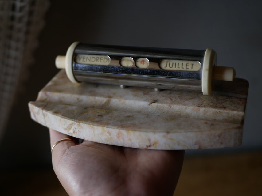 フランスアンティーク ヴィンテージ 卓上カレンダー フランス語 大理石 フランス アンティーク ヴィンテージ 万年卓上カレンダー 白 大理石