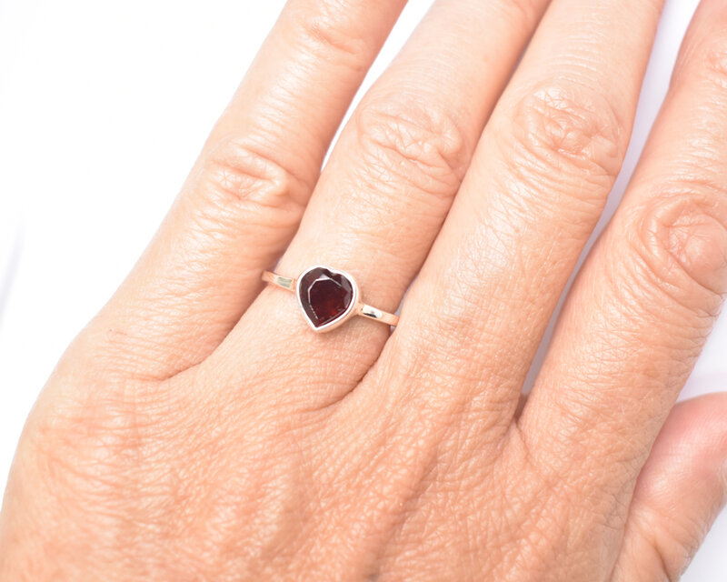 深紅のハート型ガーネットの一粒シルバーリング 天然石リング シルバー