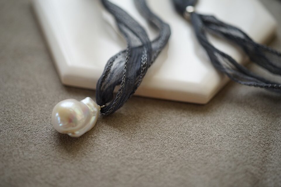 【seasons】silver925 オイスターバロックリボンネックレス(グレー）