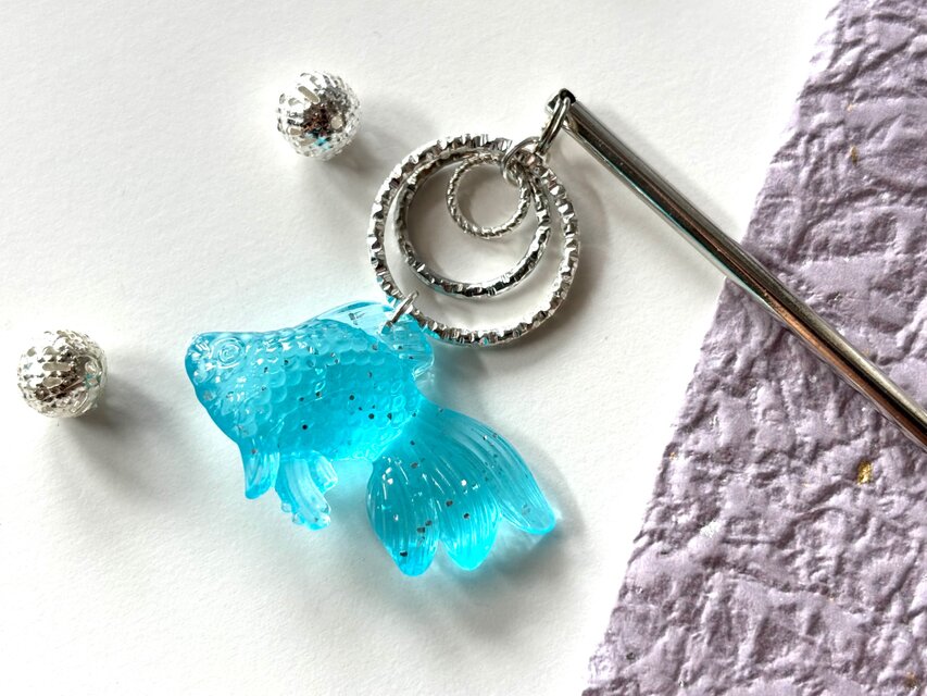 かんざし　大きめ金魚チャームと波紋リング　水色　青　ブルー　一本挿し　一本簪　涼しげ　夏　シルバー　和風　揺れる