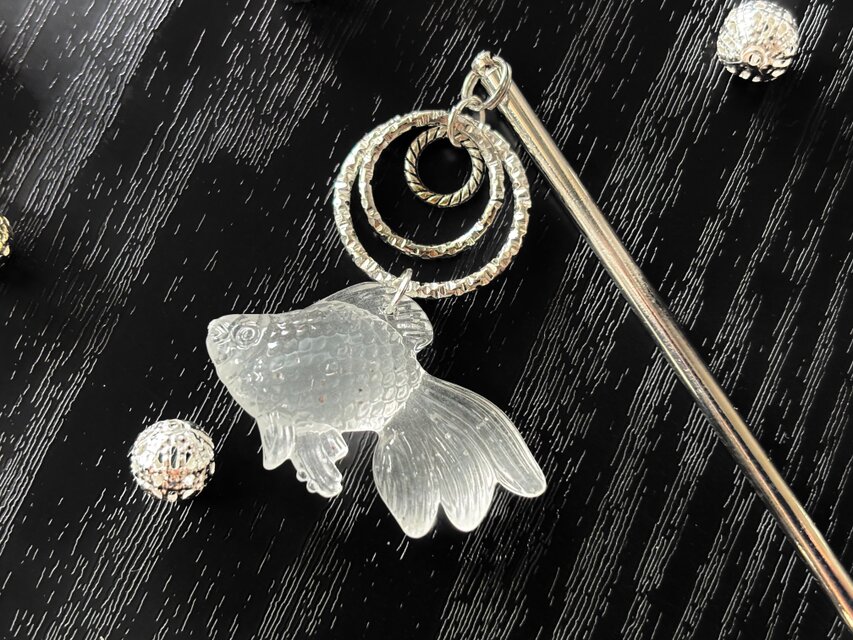 かんざし　大きめ金魚チャームと波紋リング　クリア　透明　一本挿し　一本簪　涼しげ　夏　シルバー　和風　揺れる