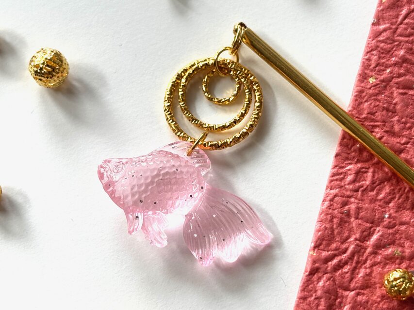 かんざし　大きめ金魚チャームと波紋リング　ピンク　一本挿し　一本簪　涼しげ　夏　ゴールド　和風　揺れる