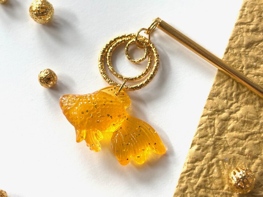 かんざし　大きめ金魚チャームと波紋リング　オレンジ　一本挿し　一本簪　涼しげ　夏　ゴールド　和風　揺れる