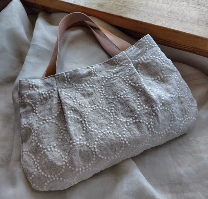 刺繍生地*タックトートバッグ*タンバリン柄 | iichi 日々の暮らしを