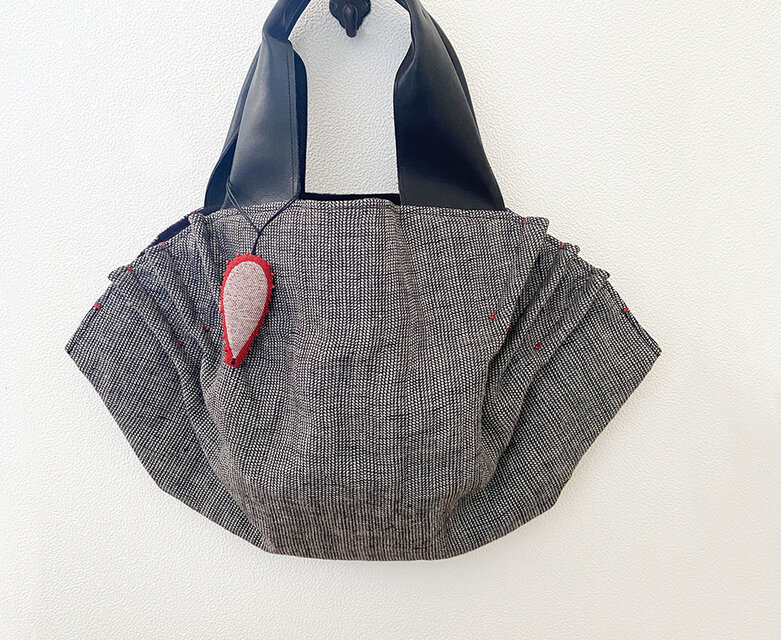 リネンの餃子型かばん（モノトーン）