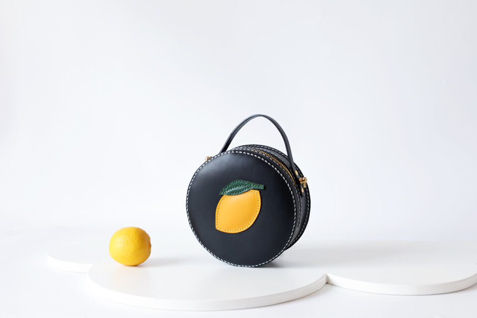 爽やかなレモンモチーフを添えて｜本革ラウンドショルダーバッグ