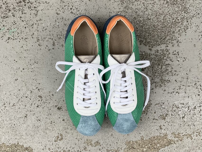 差し色が映える大人スニーカー｜グリーン×オレンジのレザースニーカー