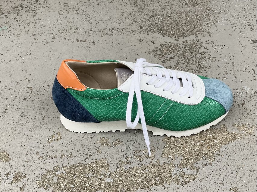 差し色が映える大人スニーカー｜グリーン×オレンジのレザースニーカー