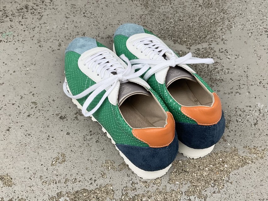 差し色が映える大人スニーカー｜グリーン×オレンジのレザースニーカー