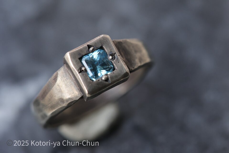 なんかすっごい重い！ジルコンてやつ！価値があるみたい！ なんか