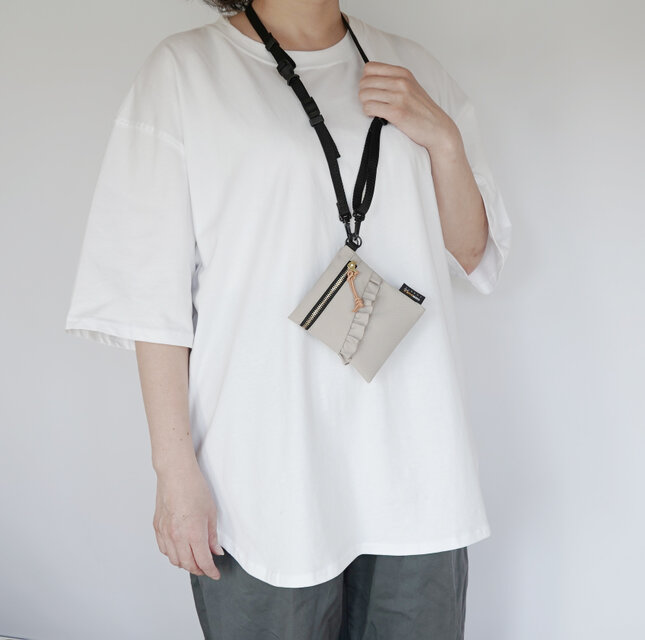 フリルのお財布ショルダー 手ぶらで外出できるミニポシェット | iichi