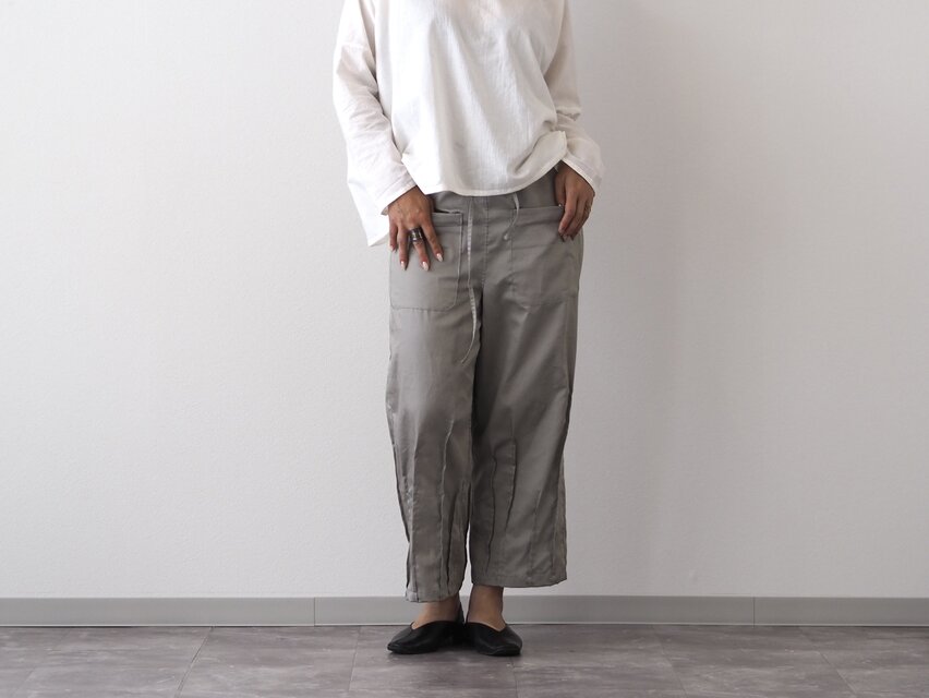 前ポケット、裾ピンタックパンツ／アイスグレー