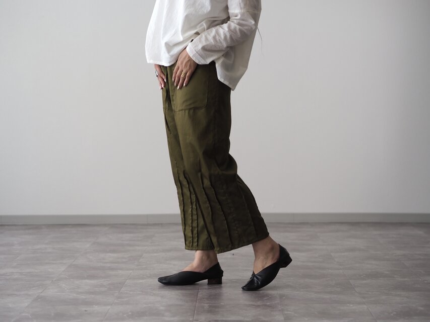 前ポケット、裾ピンタックパンツ／オリーブ