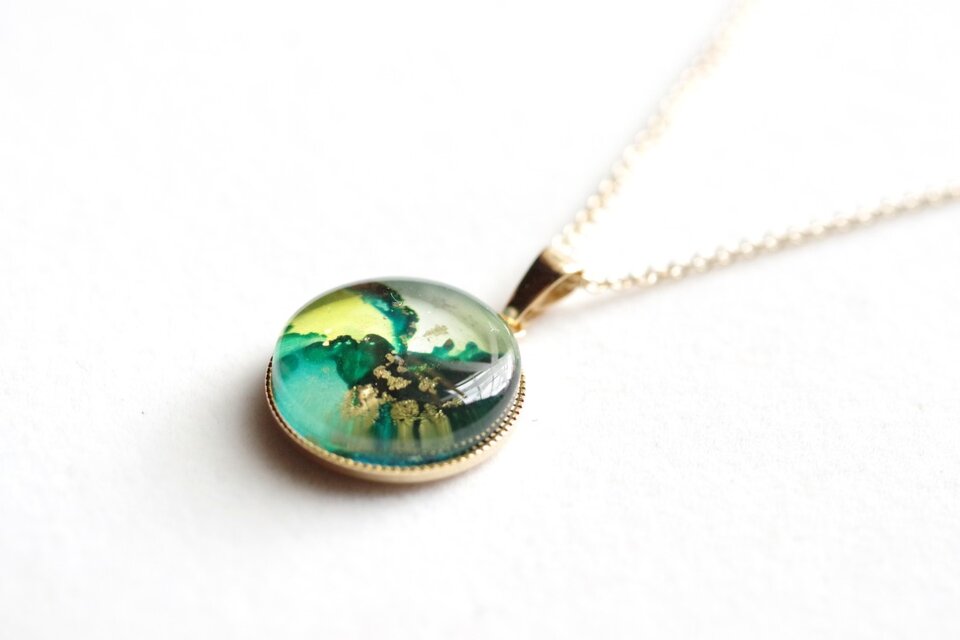 レジンアート　ラウンドペンダント〈残忍なる夏〉