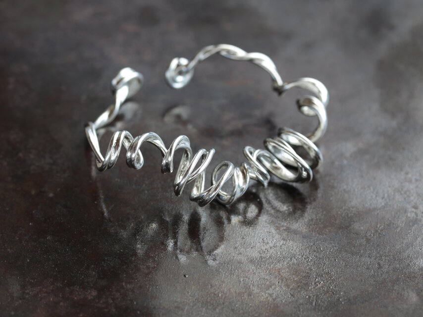 錫のバングル　TOLOLY　からむ