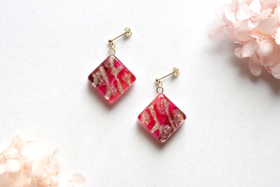 レジンアート　スクエアピアス〈真紅な鸚鵡〉