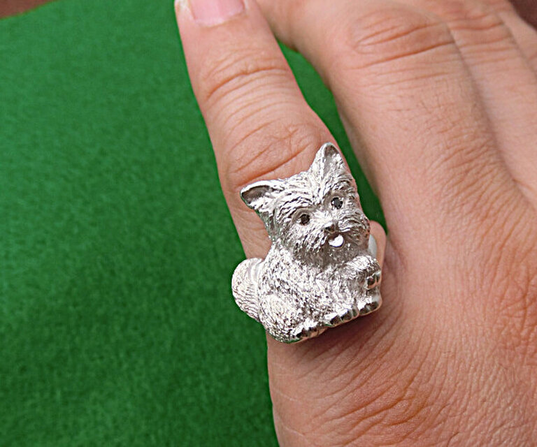 ヨークシャテリアのリング　　　（ブラックダイヤモンドの瞳）/シルバー製　＊あなたの誕生石もセットできます。日本製