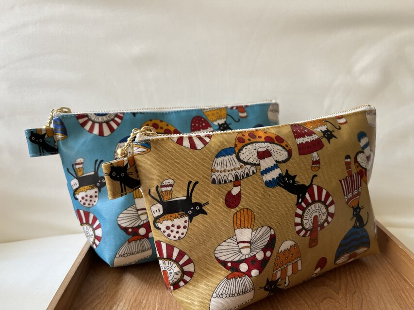 裏付き　ラミネートポーチ　黒猫ときのこ　