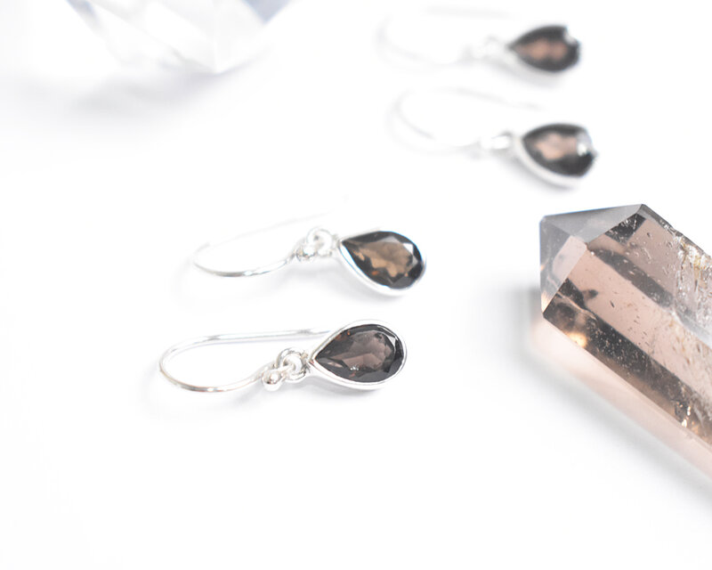 大人の透明感。シックな輝きを耳元に・・・ゆらゆら揺れるスモーキークォーツのシルバーピアス　シルバー925
