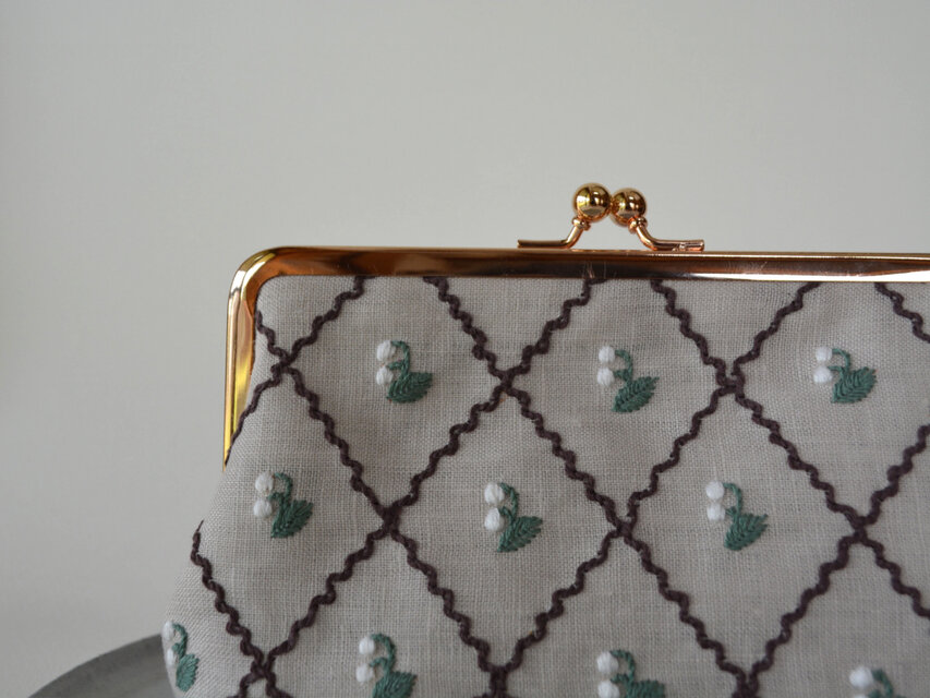 すずらん 刺繍 がま口ポーチ | iichi 日々の暮らしを心地よくする