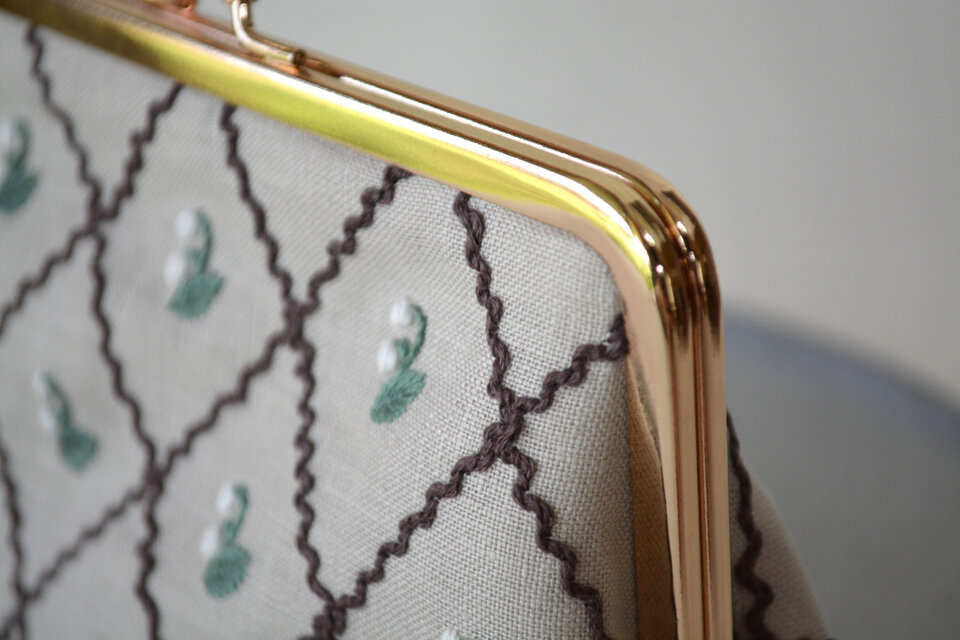 すずらん 刺繍 がま口ポーチ | iichi 日々の暮らしを心地よくする