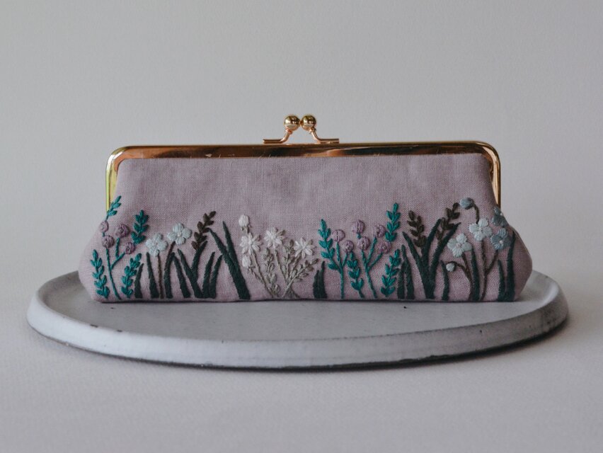 フラワーガーデン刺繍のがま口ポーチ(ミルキーパープル玉付) フラワーガーデン刺繍のがま口ポーチ(ミルキーパープル玉付)の通販