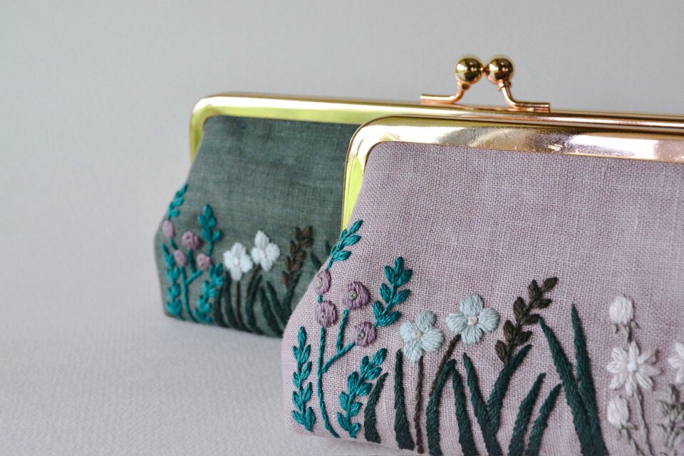 野の花 くすみ色 刺繍 がま口 ポーチ フレンチラベンダー | iichi 日々