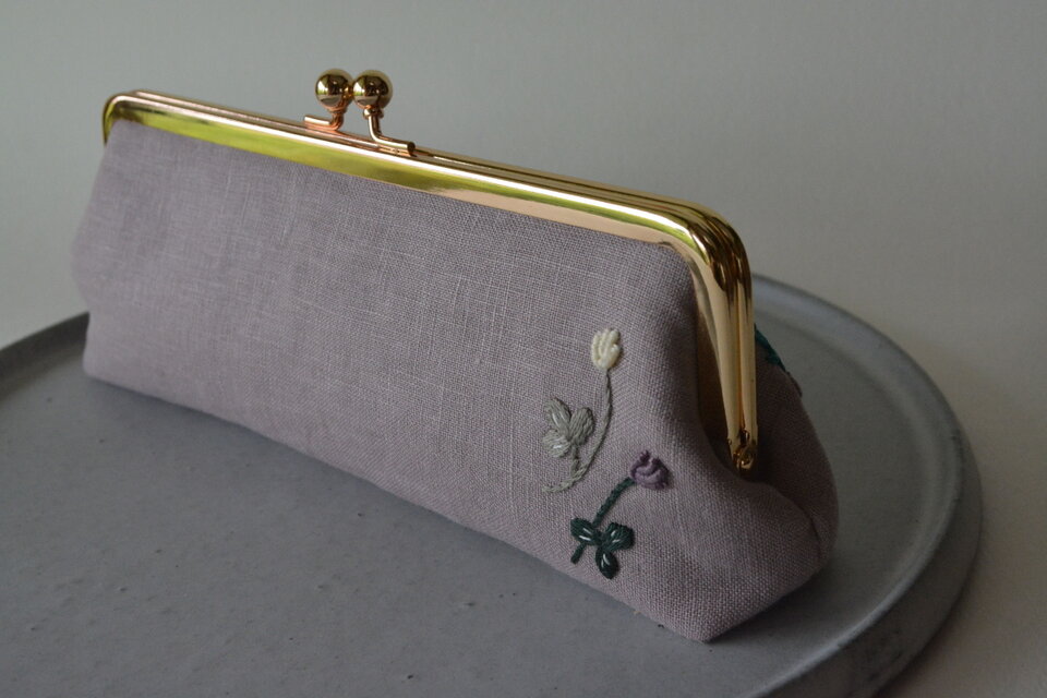 受注制作】野の花 くすみ色 刺繍 がま口 ポーチ フレンチラベンダー