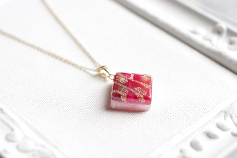 レジンアート　スクエアペンダント〈真紅な鸚鵡〉