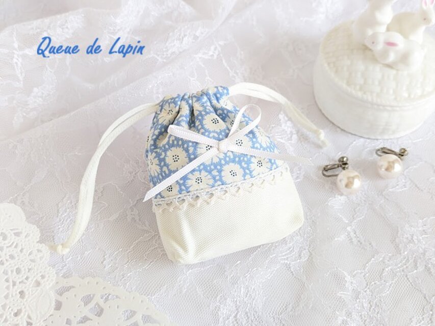 可愛いリボンを付けた花柄ミニ巾着（水色×白）