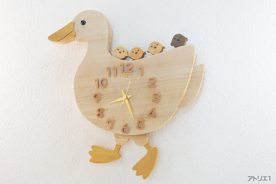 アヒルが散歩する姿がかわいい掛け時計