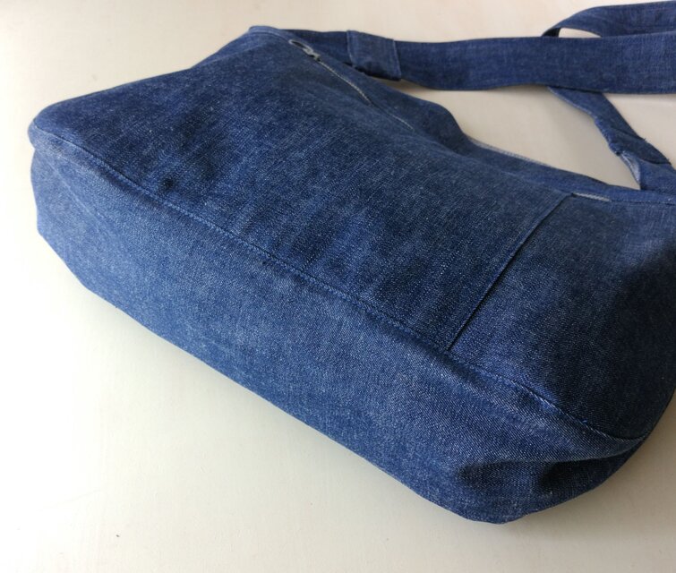 一点物】デニムのショルダーバッグ (L) ブルー | iichi 日々の暮らしを