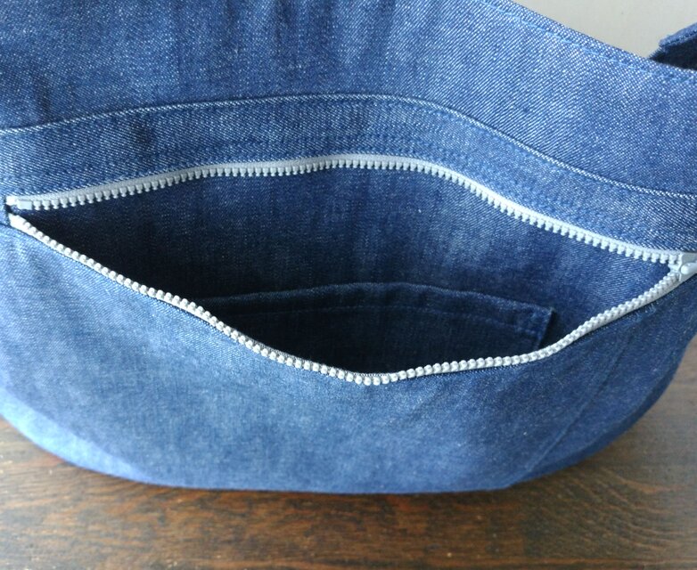 一点物】デニムのショルダーバッグ (L) ブルー | iichi 日々の暮らしを