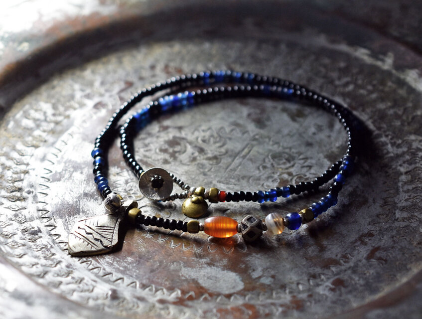 トゥアレグトップと漆黒＆ブルーシードビーズ、シャン族カーネリアン、古代瑪瑙、トゥアレグビーズ、oldオリッサブラスのネックレス