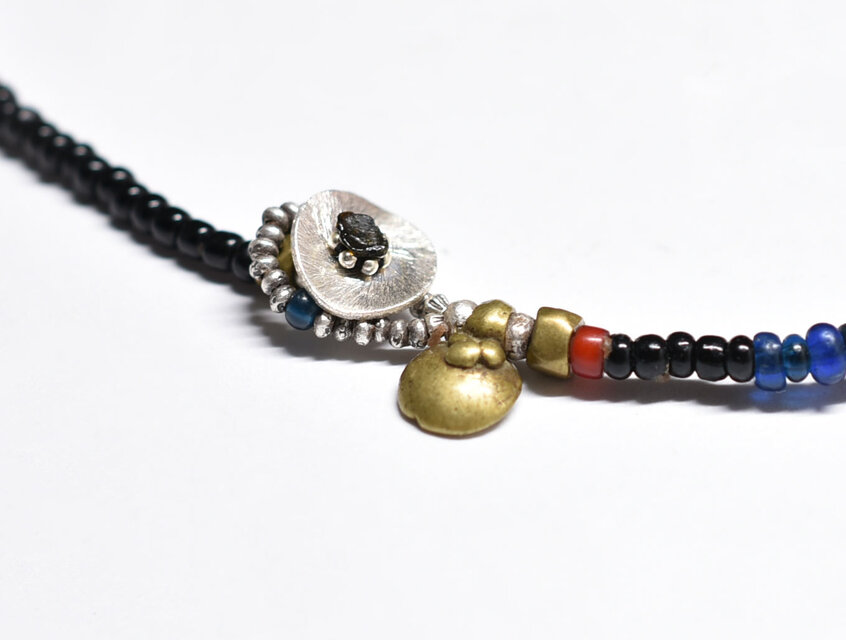 トゥアレグトップと漆黒＆ブルーシードビーズ、シャン族カーネリアン